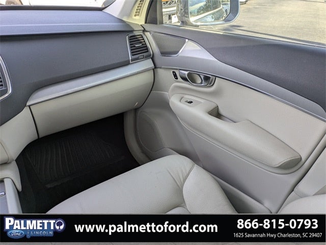 2022 Volvo XC90 T5 Momentum