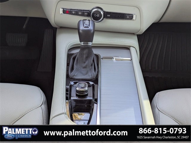 2022 Volvo XC90 T5 Momentum