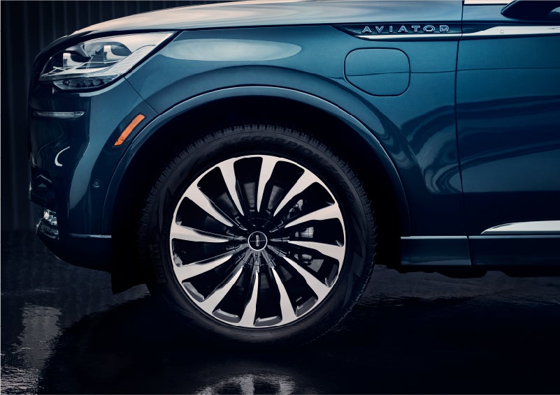 The 2023 Lincoln Aviator® Black Label Grand Touring model with unique 12-spoke wheel | Palmetto Lincoln in Charleston SC
