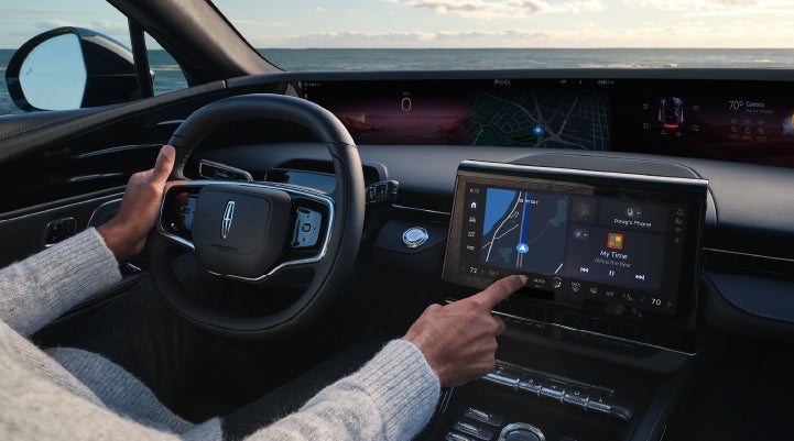 The driver of a 2025 Lincoln Nautilus® SUV interacts with the new Lincoln Digital Experience. | Palmetto Lincoln in Charleston SC