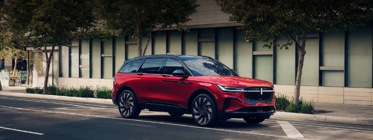 A 2025 Lincoln Nautilus® SUV with an available hybrid powertrain is parked in an urban setting. | Palmetto Lincoln in Charleston SC