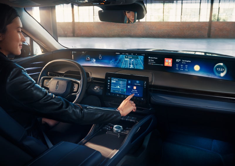 The driver of a 2025 Lincoln Nautilus® SUV interacts with the center touchscreen. | Palmetto Lincoln in Charleston SC
