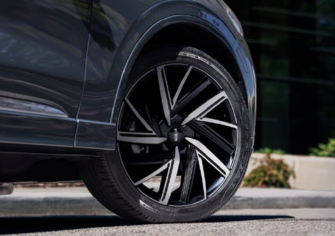 The wheel of the 2026 Lincoln Aviator® SUV is shown slightly angled out | Palmetto Lincoln in Charleston SC