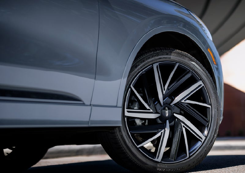 The wheel of the 2027 Lincoln Aviator® Black Label™ SUV is shown slightly angled out. | Palmetto Lincoln in Charleston SC
